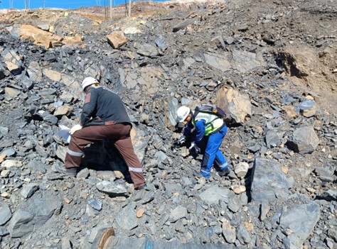 Дальнезападный карьеріндегі тау-кен жұмыстары кезінде массивті геомеханикалық бағалау үшін тау жыныстарының физика-механикалық қасиеттерін зерттеу.