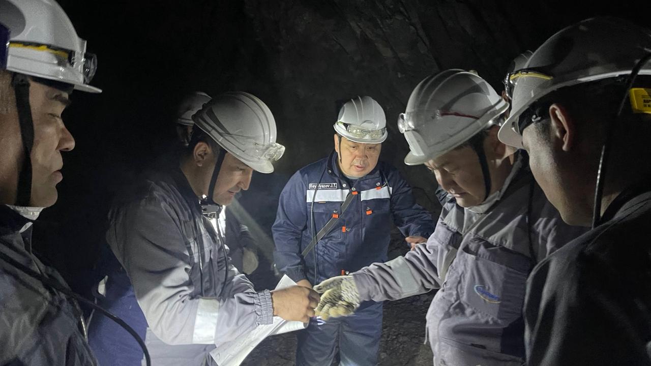 Жыланды кен орны мысалында жер асты өндірісінде бөлме-бағаналық жүйені пайдалана отырып, 20-35 градус еңіс бұрышы бар көлбеу кен орындарын өндірудің жаңа технологиясын әзірлеу.